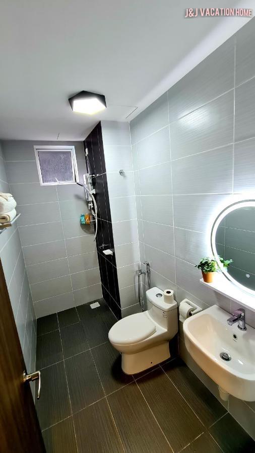 J&J Vacation Home@Novo8 Residence Kampong Tambak Екстер'єр фото