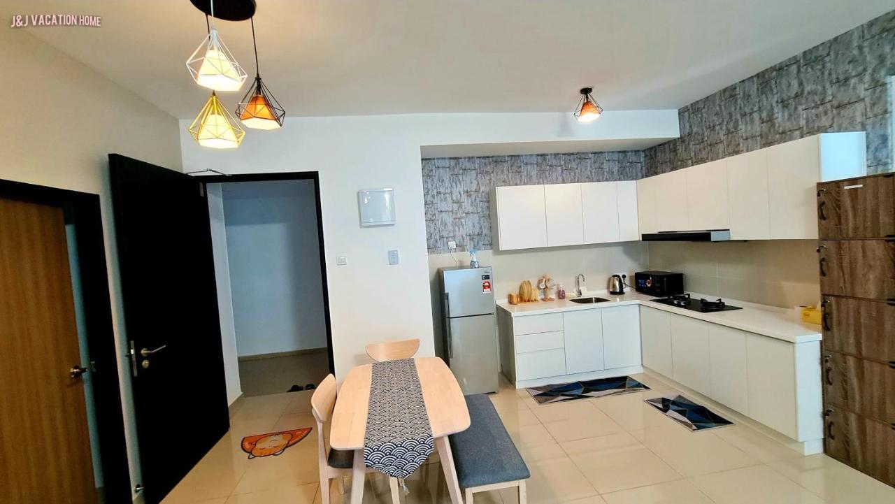 J&J Vacation Home@Novo8 Residence Kampong Tambak Екстер'єр фото