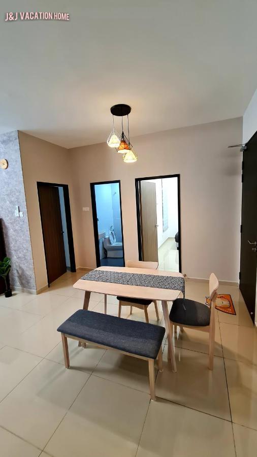J&J Vacation Home@Novo8 Residence Kampong Tambak Екстер'єр фото