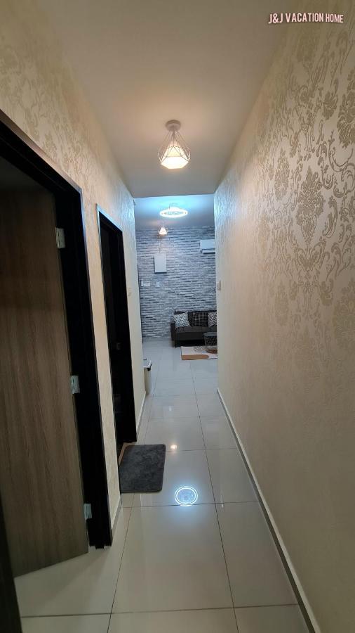 J&J Vacation Home@Novo8 Residence Kampong Tambak Екстер'єр фото