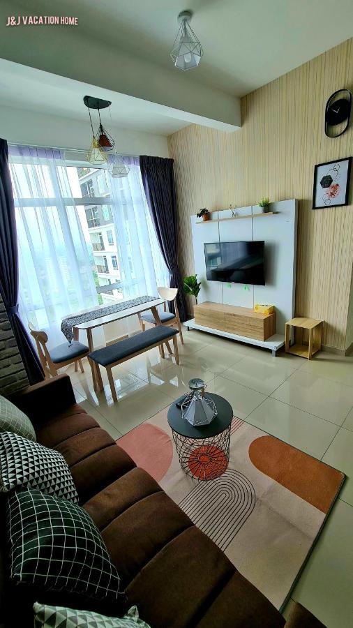 J&J Vacation Home@Novo8 Residence Kampong Tambak Екстер'єр фото