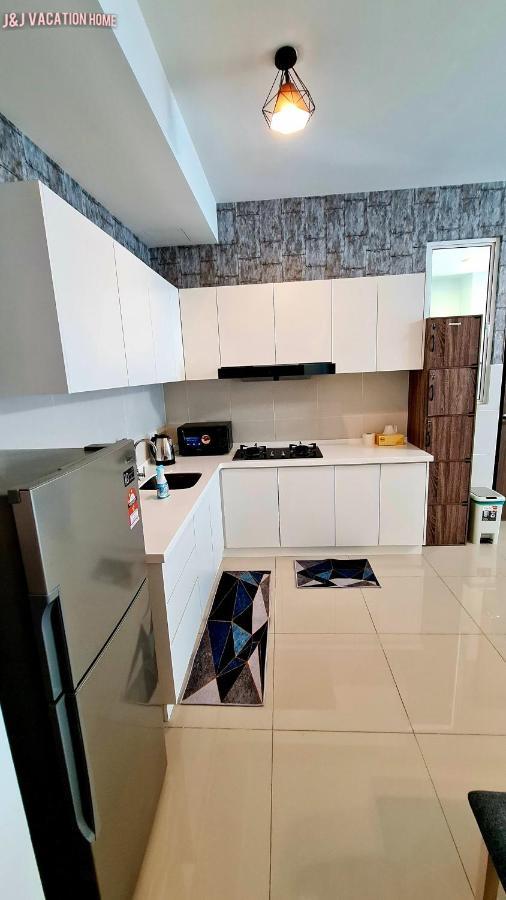J&J Vacation Home@Novo8 Residence Kampong Tambak Екстер'єр фото