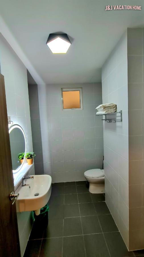 J&J Vacation Home@Novo8 Residence Kampong Tambak Екстер'єр фото