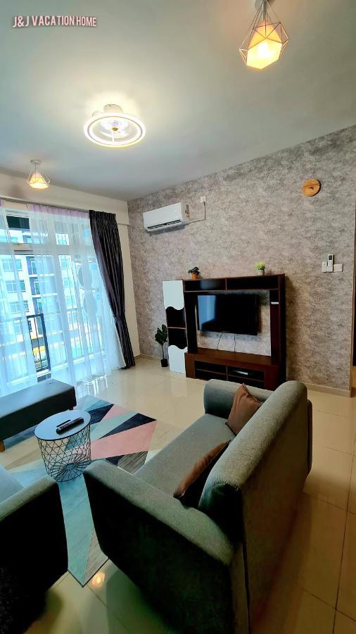 J&J Vacation Home@Novo8 Residence Kampong Tambak Екстер'єр фото