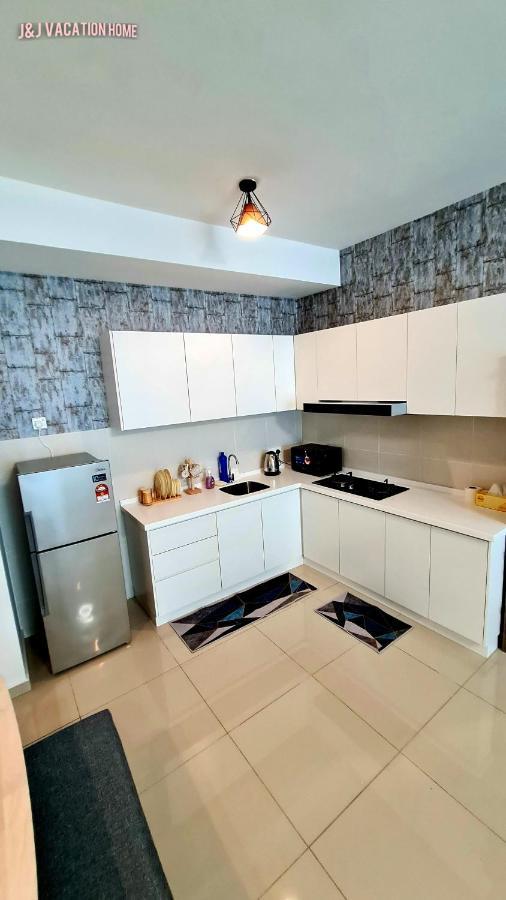 J&J Vacation Home@Novo8 Residence Kampong Tambak Екстер'єр фото
